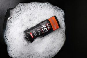 3-in-1 shampoo-body wash Shantos Romeo diatas meja dengan busa