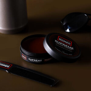 “Pomade oil-based shantos romeo close up shot diatas meja"