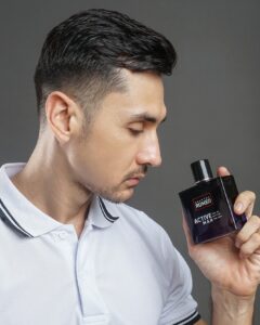 “Menyemprotkan parfum Shantos Romeo di pergelangan tangan dan leher”